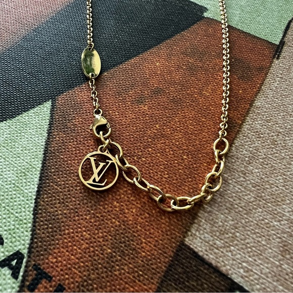 LOUIS VUITTON Gold Essential V Necklace - Picture 9 of 11